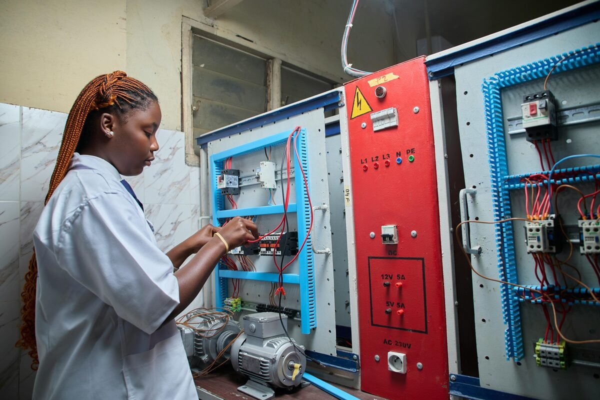 Technicienne Tcherien sur une installation électrique